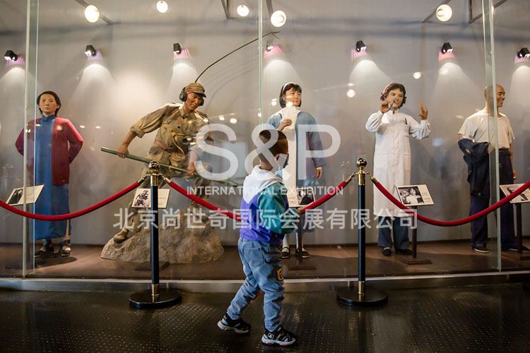 小觀眾在蠟像廳欣賞經(jīng)典電影中的人物蠟像造型。